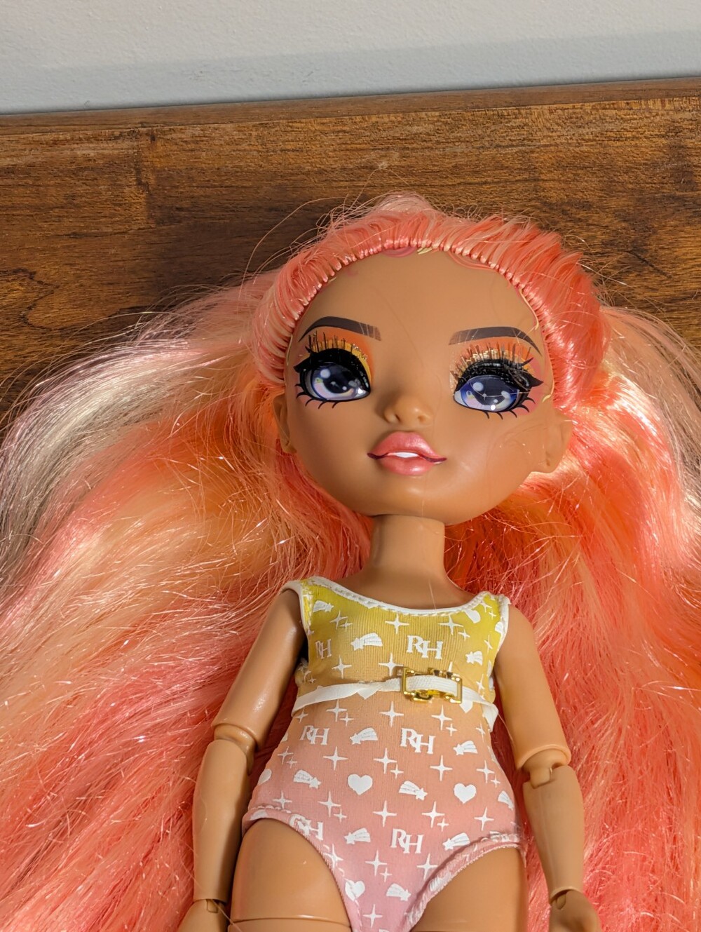 Rainbow High Pacific Coast - Simone Summers  Fashion Doll